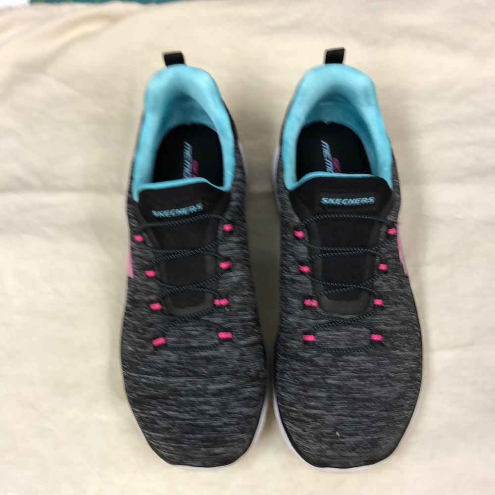 Skechers 7.5 stretch lace sneakers